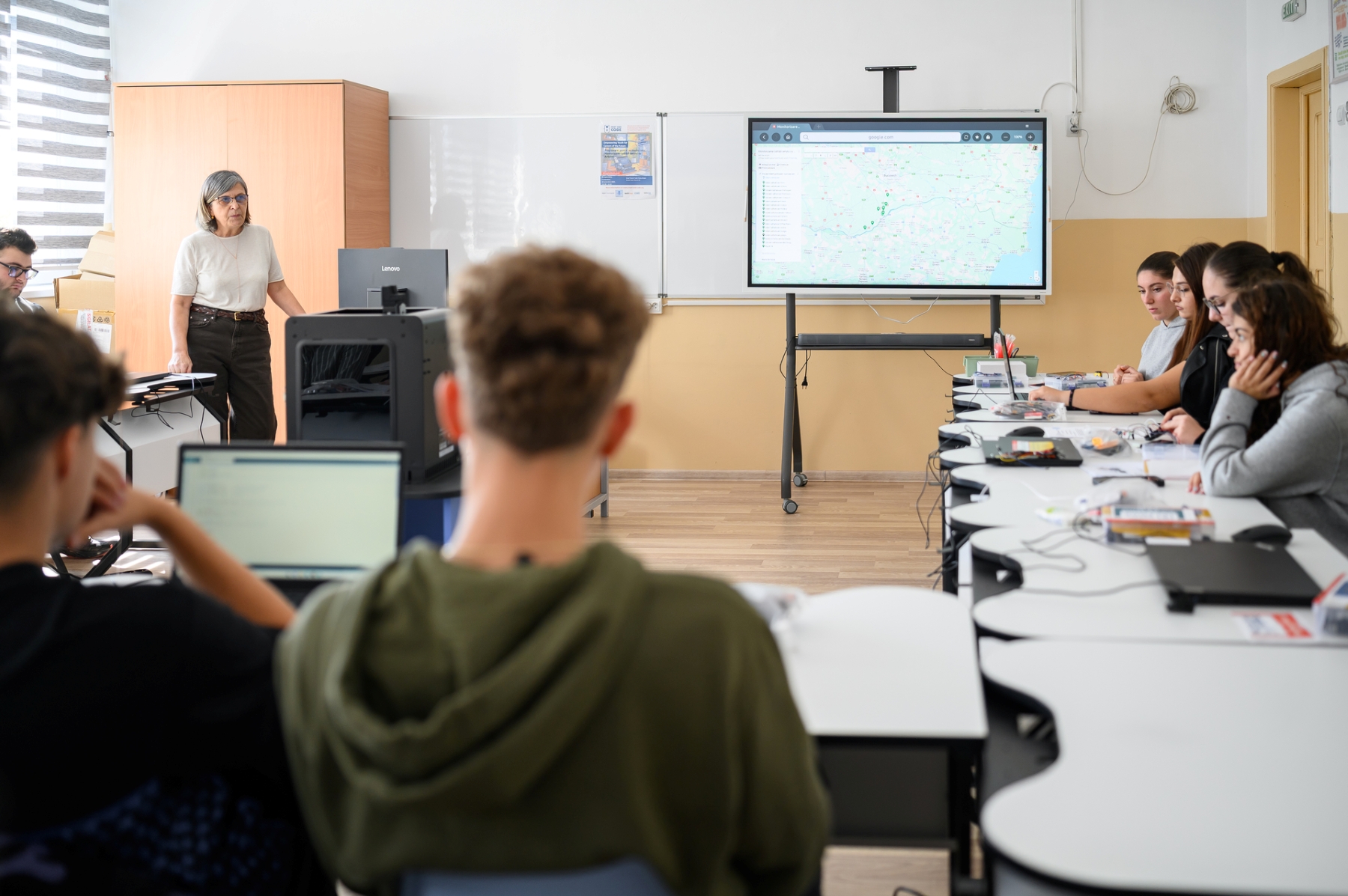 Peste 560 de copii și tineri din 15 județe din țară au învățat să programeze în cadrul celei de-a noua ediții a programului Meet and Code, coordonat de Asociația Techsoup