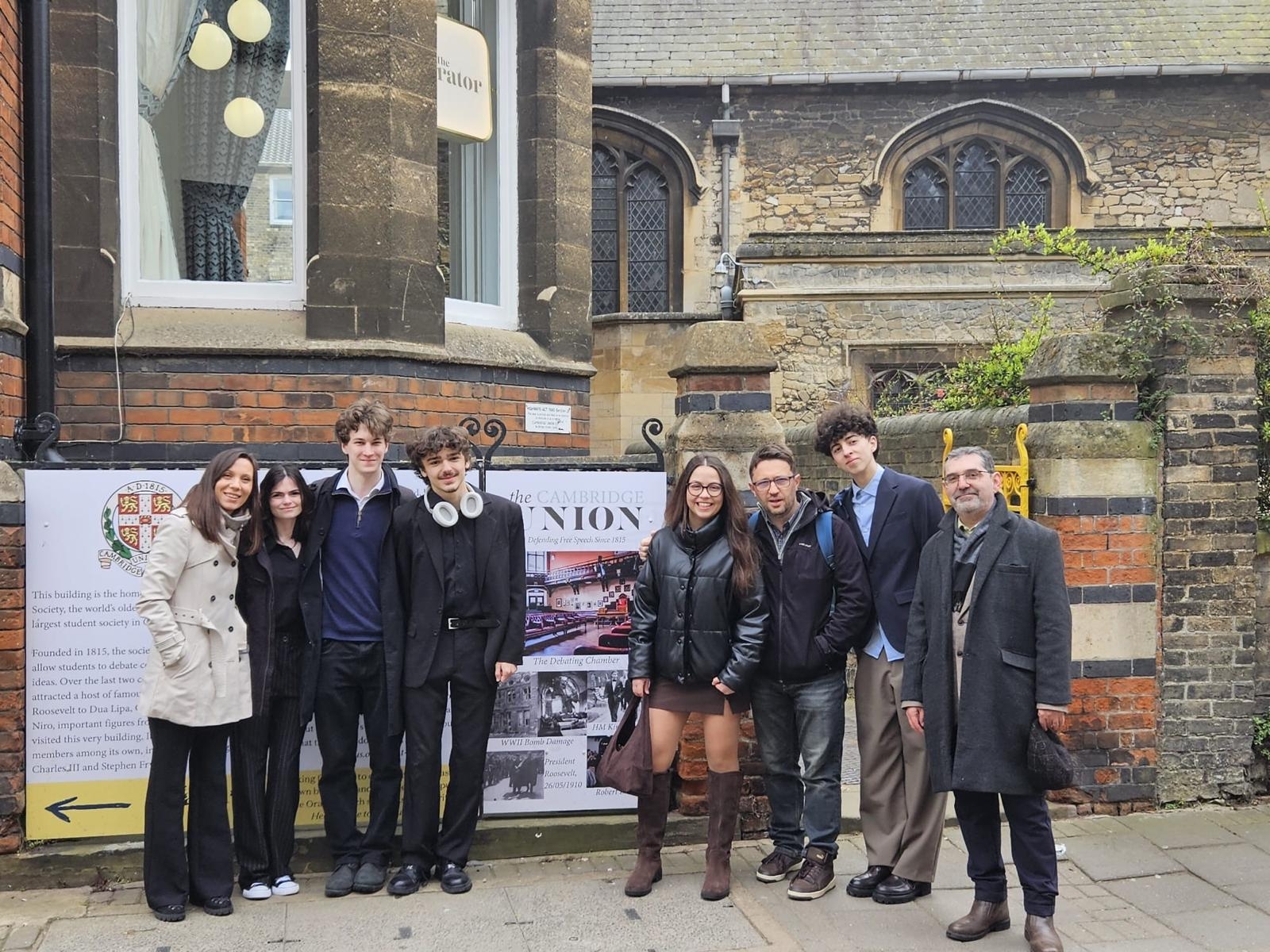 Elevii români urcă pe podium la Cambridge: locurile 1, 2 și 3 la categoria de vorbitori de engleză non-nativi și un loc în top 10 global