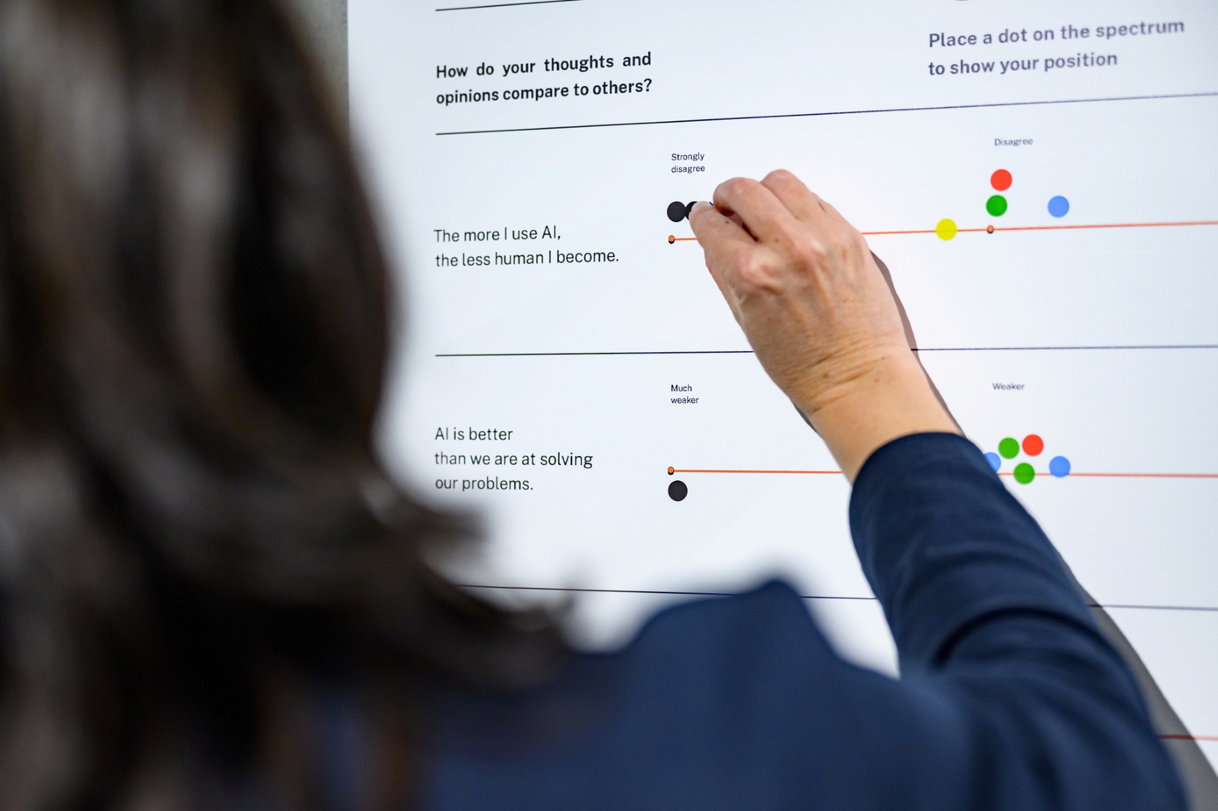 Expoziție interactivă despre impactul tehnologiei și IA asupra societății și mediului și stereotipurile IA privind munca și familia la One World Romania